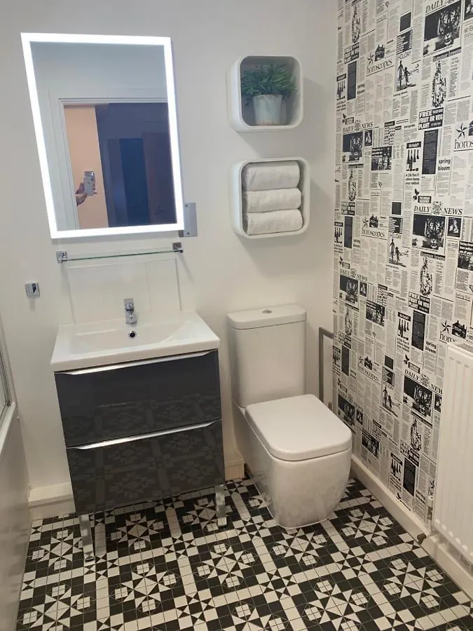 Chester Railway Station Luxury Apartment - Sleeps 4 & Free Parking!