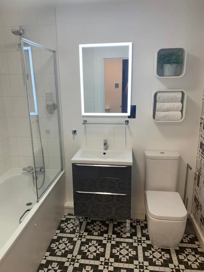 Chester Railway Station Luxury Apartment - Sleeps 4 & Free Parking!