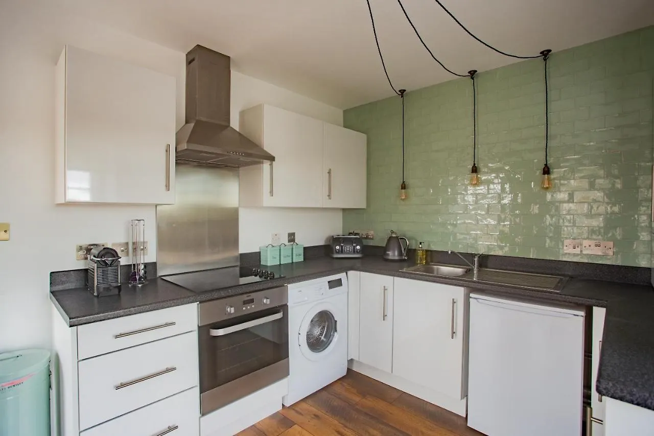 Chester Railway Station Luxury Apartment - Sleeps 4 & Free Parking! 0*,  United Kingdom