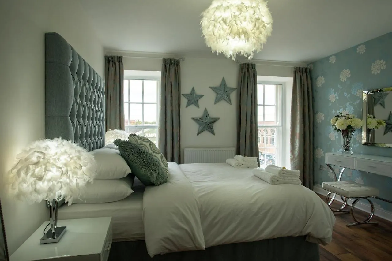 Chester Railway Station Luxury Apartment - Sleeps 4 & Free Parking!