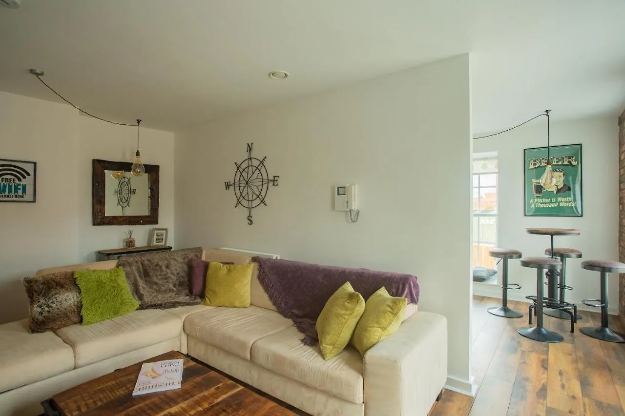 Chester Railway Station Luxury Apartment - Sleeps 4 & Free Parking!