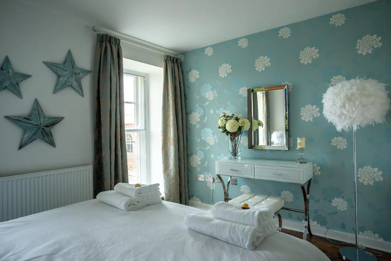 Chester Railway Station Luxury Apartment - Sleeps 4 & Free Parking! 0*,