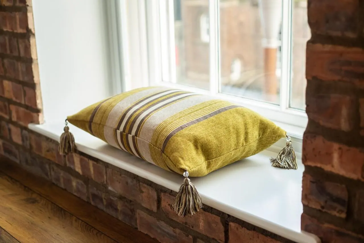 Chester Railway Station Luxury Apartment - Sleeps 4 & Free Parking! 0*,