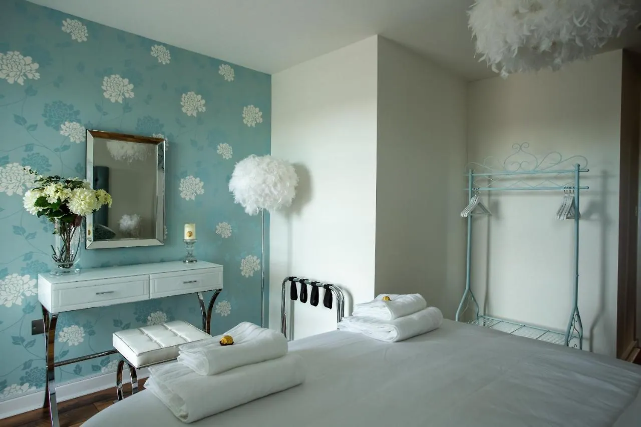 Chester Railway Station Luxury Apartment - Sleeps 4 & Free Parking!