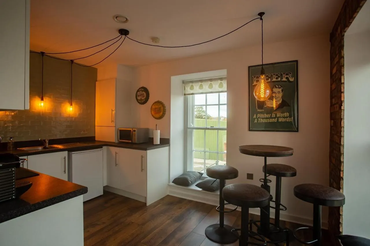 Chester Railway Station Luxury Apartment - Sleeps 4 & Free Parking!